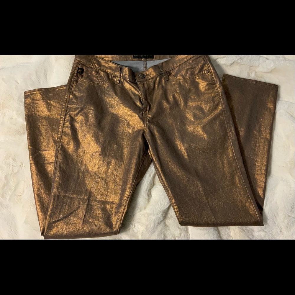 NWOT Rock & Republic rust color decorative jeans.